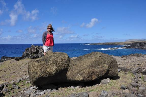 Moais derrubados em Akahanga, sítio arqueológico em Rapa Nui (ou Ilha de Páscoa), território chileno no meio do Oceano Pacífico